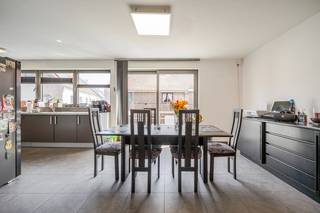 Op zoek naar een moderne en instapklare woning op een topligging? Deze eigentijdse woning (bouwjaar 2011) combineert comfort, energiezuinigheid en...