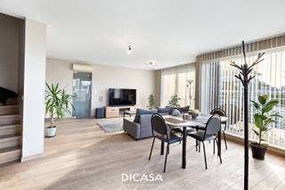 Dit prachtige <strong>hoekappartement </strong>van <strong>109 m²</strong> ligt op slechts enkele minuten van het centrum van Rumbeke.<br />Het appartement valt op door zijn <strong>grote glaspartijen</strong>, die voor een overvloed aan natuurlijk licht zorgen, en is volledig omgeven door ruime, <strong>zongerichte </strong>terrassen.<br /><br /><strong>Indeling:</strong><br />Bij binnenkomst betreed je de woonkamer met <strong>open keuken</strong>. De woonkamer, afgewerkt met stijlvol <strong>parket </strong>en omringd door grote raampartijen, biedt een open en <strong>luxueus </strong>gevoel.<br />De keuken is volledig geïnstalleerd en voorzien van inbouwtoestellen. Voor extra comfort is er een <strong>airco </strong>aanwezig, die de warmte in de zomer buiten houdt.<br />Via de nachthal bereik je een apart toilet, een badkamer met ligbad en dubbel lavabomeubel, en een ruime slaapkamer.<br />Een vaste trap leidt naar het tweede verdiep, waar je een praktische wasplaats vindt, een tweede badkamer met douche en lavabo, en een tweede ruime slaapkamer.<br /><br />Er is een ondergrondse <strong>garagebox </strong>aanwezig. Deze garagebox bedraagt 30.000 euro en is <strong>niet inbegrepen </strong>in de vermelde verkoopprijs. <br /><br /><strong>Energie en comfort:</strong><br />Het appartement is zeer energiezuinig met een <strong>EPC-score B (153 kWh/m² per jaar)</strong>. Hoogrendementsbeglazing (2006), centrale verwarming op aardgas en een airco-installatie dragen bij aan een duurzaam en comfortabel wooncomfort.<br /><br /><strong>Ligging:</strong><br />De locatie is ideaal: snelle verbinding naar de E403 en de ring van Roeselare, op wandelafstand van bakker, Carrefour, frituur en andere voorzieningen.<br />Interesse?<br /><br />Voor meer informatie of een bezoek aan dit unieke appartement, neem contact op via 051/201400 of info@dicasa.be