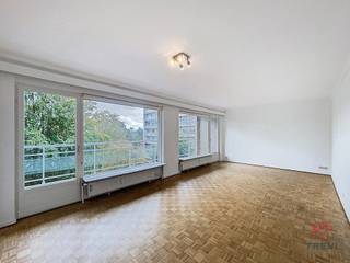 UCCLE – close to the Town Hall, shops and schools, located on the 3rd floor. Beautiful flat with a living area of ±90m². Comprises: entrance...