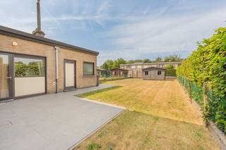 <p>Op zoek naar een gezinswoning met garage en tuin op een centrale, maar rustige ligging in Willebroek? Dan is deze woning zeker een bezoek waard! Dankzij de gunstige ligging bevinden winkels, scholen, openbaar vervoer, het station en sportfaciliteiten zich op wandelafstand, terwijl ook de belangrijkste invalswegen vlot bereikbaar zijn.</p><p>De woning beschikt over een bewoonbare oppervlakte van 113 m² op een perceel van 311 m² en verwelkomt ons via de inkomhal. Van hieruit bereiken we de gezellige leefruimte die aansluit op de keuken, waardoor een aangename en praktische indeling ontstaat. Op het gelijkvloers bevindt zich bovendien nog een handige berging die voor extra opbergruimte zorgt.</p><p>Op de eerste verdieping vinden we drie volwaardige slaapkamers en een badkamer met douche. Buiten kunnen we volop genieten van de onderhoudsvriendelijke tuin en het terras met noordwestelijke oriëntatie, ideaal om na het werk nog van de avondzon te genieten. Het tuinhuis zorgt voor extra bergruimte en de garage maakt het plaatje compleet.</p><p>Ook op technisch vlak werden reeds verschillende belangrijke investeringen uitgevoerd. Zo werd in 2013 een nieuwe HR-gasketel geplaatst en werden de leidingen naar de radiatoren vernieuwd. In 2015 werden alle daken vernieuwd. Verder beschikt de woning over aluminium schrijnwerk met dubbele beglazing, geïsoleerde platte daken, automatische rolluiken en een glasvezelaansluiting.</p><p>Met een EPC-label E geldt momenteel een renovatieverplichting, wat de ideale kans biedt om deze woning volledig naar eigen smaak én volgens de huidige energienormen verder te moderniseren. Dankzij de reeds uitgevoerde technische werken beschikt u alvast over een solide basis.</p><p>Kortom, bent u op zoek naar een woning met drie slaapkamers, garage, tuin en heel wat potentieel op een uitstekende locatie in Willebroek? Aarzel dan niet en contacteer Malines Group voor meer informatie of een bezoek ter plaatse. Alle documenten terug te vinden op www.malines-group.be. Stedenbouwkundige inlichtingen in aanvraag.</p>