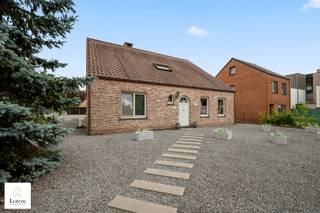 <strong>Prachtige instapklare villa met volledige onderkeldering op rustige en strategische ligging</strong><br /><br />Bent u op zoek naar een stijlvolle villa waar comfort, ruimte en kwaliteit perfect samenkomen? Dan zal deze uitzonderlijk goed onderhouden woning u meteen weten te charmeren.<br /><br />Deze instapklare villa is gelegen op een rustige, maar strategische locatie en biedt alle hedendaagse comfort gecombineerd met een uitstekende afwerking en tal van extra troeven.<br />Bij het betreden van de woning komt u terecht in een verzorgde inkomhal die toegang geeft tot de ruime en lichtrijke leefruimte met gezellige zithoek. Aansluitend bevindt zich de volledig vernieuwde keuken, perfect uitgerust voor dagelijks comfort en gezellige familiemomenten.<br />Verder beschikt het gelijkvloers over een praktische berging, een apart gastentoilet, een stijlvolle badkamer én een volwaardige slaapkamer. Dankzij deze indeling is gelijkvloers wonen perfect mogelijk.<br /><br />Op de verdieping bevinden zich nog twee ruime slaapkamers met de mogelijkheid om eenvoudig een vierde slaapkamer te creëren, ideaal voor grotere gezinnen, een hobbyruimte of thuiskantoor.<br /><br />De woning is volledig onderkelderd en beschikt over een inpandige garage met sectionale poort, wat zorgt voor extra opslagruimte, werkmogelijkheden en optimaal gebruiksgemak.<br />Ook op technisch vlak scoort deze villa uitstekend:<br />
<ul>
<li>Airconditioning op het gelijkvloers</li>
<li>Warmtepomp voor warm water</li>
<li>Zonnepanelen</li>
<li>Alarmsysteem</li>
<li>Ingebouwde maatkasten</li>
</ul>
<br />Buiten geniet u van een volledig afgesloten tuin met automatische toegangspoort, wat privacy en veiligheid garandeert. Daarnaast is er een ruime carport voorzien die plaats biedt voor maar liefst twee mobilhomes — een absolute meerwaarde voor liefhebbers van reizen en outdoor leven.<br /><br />Troeven van deze woning:
<ul>
<li>Instapklare villa</li>
<li>Volledig onderkelderd</li>
<li>Nieuwe keuken</li>
<li>3 à 4 slaapkamers</li>
<li>Airco en warmtepomp</li>
<li>Zonnepanelen</li>
<li>Alarminstallatie</li>
<li>Ingebouwde maatkasten</li>
<li>Volledig afgesloten perceel met automatische poort</li>
<li>Inpandige garage met sectionale poort</li>
<li>Carport voor 2 mobilhomes</li>
<li>Rustige én strategische ligging</li>
<li>Uitzonderlijk goed onderhouden</li>
</ul>
<br />Kortom, deze villa biedt een unieke combinatie van comfort, ruimte, energiezuinigheid en kwaliteit op een toplocatie. Een ideale woning voor wie zorgeloos wil genieten van stijlvol wonen.<br />Contacteer ons vandaag nog voor een bezoek en laat u verrassen door de charme en mogelijkheden van deze prachtige eigendom. info@lotemvastgoed.be ook uw woning verkopen? neem vrijblijvend contact op.<br /><br />