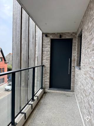Dit appartement (A2.1) is gelegen op de 2de verdieping in de Residentie Brouwershof te Westrozebeke (Staden) en bestaat uit: inkomhal - toilet - badkamer - leefruimte - keuken - berging - 2 slaapkamers - terras - garagebox (GB 109)<br /><br />Troeven van dit appartement: <br />- EPC-label A<br />- bewoonbare oppervlakte van 90 m²<br />- terras van 5,49 m²<br />- momenteel is het appartement met garagebox verhuurd aan 700 €/mnd<br /><br />Verkoop onder het stelsel van 21% BTW.