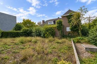 Deze te renoveren woning is gelegen aan de rand van het bos, in een rustige en landelijke omgeving. De charmante woning is omgeven door een tuin en geniet vooraan van een prachtig landelijk uitzicht.<br /><br />De indeling is als volgt: een inkomhal met gastentoilet en trap, een lichtrijke ruime gezellige leefruimte met mooi zicht op de tuin rondom. Daarnaast bevindt zich de keuken met aansluitend een berging en een wasplaats met douche. Via de keuken heeft men rechtstreeks toegang tot de Zuidgerichte tuin met terras. <br />Op de eerste verdieping bevinden zich vier slaapkamers, waarvan drie volwaardige en één kleinere slaapkamer. Verder is nog een vernieuwde badkamer, uitgerust met ligbad, toilet en lavabo.<br />Op het ingesloten terras achteraan is het zalig genieten. Daarnaast is er ook nog een tuinberging. <br /><br />Contacteer PERSPECTIEF VASTGOED – 7 op 7 bereikbaar – voor meer informatie of een bezoek.<br />Bel 050/550.750 of mail naar info@perspectiefvastgoed.be.
