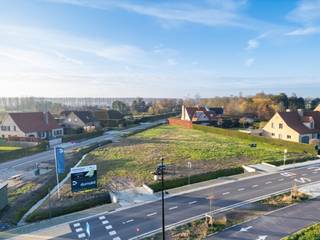 Op de hoek van Waterpolder en de Langeweg in Middelburg biedt Dumobil dit ruim perceel (lot 3) aan voor de realisatie van een nieuwe duurzame villa. De bouwgrond heeft een totale oppervlakte van 955 m² en geniet van een zuidwest gerichte tuin. Wordt deze prachtige locatie jouw nieuwe thuis? Hier combineer je een warme thuis met een groen akkerlandschap.<br /><br />Het landelijke Middelburg – deelgemeente van Maldegem – ligt in het noordelijk deel van het Meetjesland. Dicht bij de Nederlandse grens staat deze regio bekend om zijn diverse waterlopen en kreken in een landelijk gebied. Gelegen in de buurt van de Belgische Kust, Brugge, Sluis en Cadzand vind je hier de ideale combinatie van rust en het gezellige stadsleven. Je ontwerpt samen met een architect die door ons wordt voorgesteld of jouw eigen architect je droomwoning op maat en wij nemen de uitvoering volledig uit handen. We leveren je een instapklare en duurzame thuis af. In alle gemoedsrust.<br /><br />De realisaties hier voorgesteld zijn enkel ter illustratie. Bekijk al onze referenties in verschillende bouwstijlen op onze website. Contacteer ons vrijblijvend voor meer info i.v.m. deze bouwgrond en onze persoonlijke aanpak: <strong>051/40.10.12 | info@dumobil.be | www.dumobil.be/nl/villabouw/bouwgronden/middelburg-villabouw</strong>