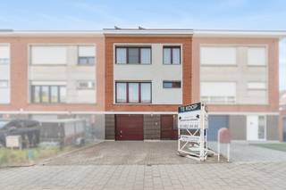 <p><span>Energiezuinige bel etage woning met 3 slaapkamers, zonnepanelen, batterij, airco en ZO tuin.</span></p><p><span>Gelegen in een rustige, kindvriendelijke woonwijk nabij scholen, winkels, openbaar vervoer en belangrijke verbindingswegen richting Antwerpen, geniet u hier van een perfecte combinatie tussen bereikbaarheid en woonkwaliteit. Bovendien zorgen de nabijgelegen parken en groene zones voor extra ontspanning en een aangename leefomgeving.</span></p><p><span>Een ideale gezinswoning voor wie comfortabel, centraal en zorgeloos wil wonen.</span><span> </span></p><p><span> </span></p><h2><span>Indeling</span></h2><h3><span>Gelijkvloers</span></h3><ul><li><span>Ruime inkomhal met toegang tot de praktische berging en de ruime garage. </span></li><li><span>Royale garage van ca. 30 m² met rechtstreekse aansluiting op de tuin. </span></li><li><span>ZO-georiënteerde tuin met een zonnig terras van ca. 42 m² en een ruim tuinhuis. </span></li></ul><h3><span>1ste verdieping</span></h3><ul><li><span>Overloop met apart gastentoilet. </span></li><li><span>Lichtrijke en ruime leefruimte voorzien van airconditioning en aansluitend op de keuken. </span></li><li><span>Verzorgde keuken uitgerust met alle hedendaagse comfort. </span></li></ul><h3><span>2de verdieping</span></h3><ul><li><span>Drie slaapkamers van ca. 17 m², 12 m² en 7,5 m², waarvan de master bedroom voorzien is van airconditioning. </span></li><li><span>Vernieuwde badkamer (2005) uitgerust met douche, toilet en lavabo. </span></li></ul><h2><span>Extra troeven</span></h2><ul><li><span>Rolluiken aanwezig doorheen de volledige woning. </span></li><li><span>Uitgerust met 8 zonnepanelen en thuisbatterij van 10 kW. </span></li><li><span>Ruime oprit voor 3 wagens en garage.</span></li></ul><p><span>Airconditioning aanwezig in de leefruimte en master bedroom. </span></p>
