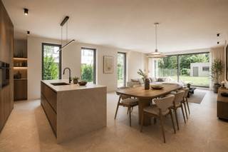 Binnenkort te koop: naar eigen smaak af te werken nieuwbouwwoning in Mariakerke<br /><br />Ligging<br /><br />De woning is gelegen op een perceel van 445 m² in een bijzonder gegeerde woonomgeving, op korte afstand van het centrum van Gent. Dankzij de uitstekende ligging bevinden winkels, scholen, openbaar vervoer,... zich op wandel- of fietsafstand. Bovendien geniet u van een vlotte verbinding naar de belangrijkste invalswegen en autostrades.<br /><br />Indeling<br /><br />Via de inkomhal komt u terecht in de ruime leefruimte met open keuken. Dankzij de grote raampartijen geniet deze ruimte van veel natuurlijk licht en een aangenaam contact met de oostgerichte tuin en het terras.<br />Verder beschikt het gelijkvloers over een apart gastentoilet en een inpandige garage. Voor de woning is bovendien een private parkeerplaats voorzien.<br />Op de verdieping bevinden zich drie volwaardige slaapkamers, twee badkamers en een apart toilet. <br /><br />De woning wordt casco opgeleverd, waardoor u de volledige afwerking zelf kunt bepalen en uw toekomstige thuis volledig kunt inrichten volgens uw eigen stijl, wensen en budget.<br /><br />Deze verkoop valt onder 12% registratierechten, niet onderworpen aan BTW<br /><br /><br />Troeven<br /><br />Gegeerde ligging<br />3 volwaardige slaapkamers<br />2 badkamers<br />Ruime tuin<br />Vrije keuze van afwerking en materialen<br /><br />Een unieke opportuniteit voor wie een energiezuinige nieuwbouwwoning volledig naar eigen smaak wil afwerken op een uitstekende locatie nabij Gent.<br /><br />Wenst u meer informatie? Contacteer Arthur via arthur@immodavinci.be of 0473 90 90 94