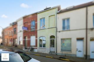 Charmante instapklare stadswoning met loftgevoel in het hart van Aarschot<br /><br />Op een absolute toplocatie, pal in het bruisende centrum van Aarschot, op slechts enkele stappen van de Grote Markt en de ruime openbare parking, bevindt zich deze verrassend ruime en karaktervolle rijwoning. Een unieke combinatie van charme, comfort en een uitstekende ligging maakt deze woning de ideale keuze voor starters, alleenstaanden of wie zorgeloos wil genieten van het stadsleven.<br /><br />Bij het binnenkomen wordt u verwelkomd in een verzorgde inkomhal met een praktische, ruime berging die perfect dienstdoet als fietsenberging. Verder leidt de woning u naar een gezellige ontspanningsruimte, gevolgd door een volledig uitgeruste keuken voorzien van alle hedendaagse toestellen. Op het gelijkvloers bevinden zich eveneens een stijlvolle badkamer, een apart gastentoilet en een handige kelderberging.<br /><br />De eerste verdieping vormt zonder twijfel het hart van de woning. Hier geniet u van een royale leefruimte die de volledige verdieping inneemt en dankzij de open indeling een sfeervol loftgevoel creëert. De gezellige haard zorgt voor extra warmte en karakter. Vooraan kijkt u uit op een groene omgeving, terwijl u achteraan kunt genieten van een gezellig stadsterras met een charmant tuintje – een heerlijke plek om in alle rust te ontspannen.<br /><br />Op de tweede verdieping bevinden zich twee ruime slaapkamers, waarvan één beschikt over een sfeervolle mezzanine die tal van mogelijkheden biedt als slaap-, werk- of hobbyruimte.<br /><br />Deze instapklare woning biedt bovendien belangrijke extra troeven:
<ul>
<li>Geen renovatieplicht</li>
<li>Asbestvrij</li>
<li>Conforme elektriciteitskeuring</li>
<li>Volledig instapklaar</li>
<li>Alle winkels, horeca, scholen en openbaar vervoer op wandelafstand</li>
</ul>
Bent u op zoek naar een stijlvolle stadswoning met karakter, comfort en een uitzonderlijke ligging in het centrum van Aarschot? Dan is deze woning absoluut een bezoek waard.<br /><br />Een unieke opportuniteit waar charme, sfeer en zorgeloos wonen perfect samenkomen.<br />Graag een bezoek? Contacteer via Info@lotemvastgoed.be of 0475 52 00 14<br />Ook uw woning verkopen? Contacteer ons vrijblijvend: info@lotemvastgoed.be of 0475 52 00 14<br />