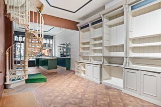 Op een uitstekende locatie, op de Ijzerenleen pal in het centrum van Mechelen, bevindt zich dit karaktervol handelspand. U geniet van een schitterende visibiliteit en een optimale bereikbaarheid in het centrum.<br /><br />Het gelijkvloers omvat een ruime handelsruimte die tal van mogelijkheden biedt en geschikt is voor uiteenlopende commerciële activiteiten. Achteraan bevindt zich een praktische opbergruimte of werkplaats, waar eventueel ook een keuken kan worden ingericht. Daarnaast is er op het gelijkvloers een apart toilet aanwezig.<br /><br />De eerste verdieping beidt nog tal van mogelijkheden voor uitbreiding van de handelsruimte of als woonst. U zou hier een woonkamer kunnen inrichten en een eetkamer met plaats voor een eventuele keuken, evenals een afzonderlijk toilet achteraan. Op de tweede verdieping kunt u twee aparte slaapkamers voorzien. U beschikt op de derde verdieping over een badkamer en een derde slaapkamer.<br /><br />De plannen van het pand zijn terug te vinden bij de bijgevoegde bestanden.<br /><br />Dit is een uitstekende opportuniteit als u op zoek bent naar een zeer interessant handelspand op een toplocatie in Mechelen. Contacteer ons voor meer informatie op 0472/22 12 41 of neem een kijkje op www.boonstravastgoed.be. <br /><br />Bijzonderheden:<br />- Uitstekende locatie<br />- Schitterende visibiliteit<br />- Verschillende mogelijkheden