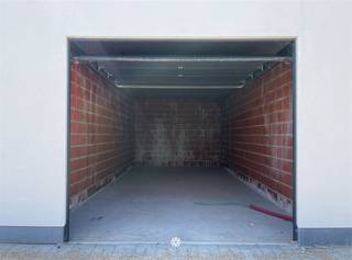 <p><span>LOKEREN </span><span>- Box de garage à louer à deux pas du centre de Lokeren</span></p><p><span> </span></p><p><span>Les principaux atouts</span></p><ul><li><span>Nouveau lotissement</span></li><li><span>Facilement accessible</span></li><li><span>À proximité du centre de Lokeren</span></li><li><span>Grand garage (26,2 m²) </span></li></ul><p><span> </span></p><p><span>Ce garage se trouve dans ce nouveau lotissement de la Rozenstraat. Facilement accessible grâce à une large allée.</span></p><p><span>Ce garage spacieux mesure 3,5 mètres de large et 7,5 mètres de profondeur et est équipé d'une porte sectionnelle manuelle.</span></p><p><span> </span></p><p><span>Le garage n'est pas raccordé à l'électricité.</span></p><p><span> </span></p><p><span>Loyer</span><span>: € 105 / mois</span></p><p><span>Disponible </span><span>à partir du 1/10/2026</span></p><p><span> </span></p><p><span>Plus d'informations ? Contactez Axel Lenaerts Waasland pour une visite !</span></p><p><span> </span></p>