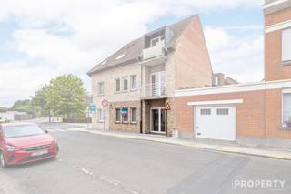 1-slaapkamerappartement met koer nabij het centrum van Gullegem!Dit aangename 1-slaapkamerappartement van ca. 62 m² is rustig gelegen aan de Plaatsweg in Gullegem, op korte afstand van het centrum en alle dagelijkse voorzieningen. Het appartement biedt een praktische indeling met een lichtrijke leefruimte, functionele keuken, comfortabele slaapkamer en badkamer. De gezellige leefruimte geniet dankzij de grote ramen van aangenaam natuurlijk licht en sluit mooi aan bij de praktische inrichting van het appartement. Daarnaast beschikt het appartement over een private koer. Als extra troef bestaat er de mogelijkheid om een garage aan de overkant van de straat aan te kopen voor € 25.000. Deze aankoop is volledig optioneel en niet verplicht.Kortom, een uitstekend appartement voor starters, alleenstaanden, koppels of investeerders die op zoek zijn naar een comfortabele en onderhoudsvriendelijke woning nabij het centrum van Gullegem. Voor meer informatie of een bezoek ter plaatse, contacteer ons via info@property-vastgoed.be of 056 96 08 00.