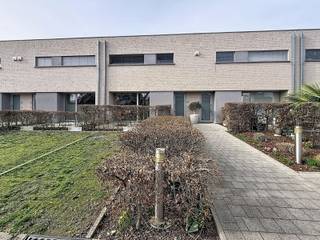 Plan je afspraak in via www.living-stone.beDeze ruime en verzorgde gezinswoning is ideaal gelegen in Halle, op een gunstige locatie vlak bij scholen,...