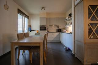 <p><span>Gelijkvloers appartement van 115 m² met tuintje en garage in centrum Gierle.</span><span> </span></p><p><span> </span></p><p><span>Gezamenlijke inkomhal voor alle appartementen. </span></p><p><span>Centraal gelegen in centrum Gierle. </span></p><p><span>Parkeerplaatsen extra op 50 m. </span></p><p><span> </span></p><p><span>Het appartement zelf</span><span>: </span></p><p><span>Inkom-/nachthal (6,5 m²) op keramische tegel met apart toilet (met handenwasser). </span></p><p><span>Ruime woonkamer van 41,5 m² op keramische tegel. </span></p><p><span>Open keuken van 10 m² op keramische tegel met: </span></p><p><span>-koelkast </span></p><p><span>-dubbele spoelbak  </span></p><p><span>-keramische kookplaat </span></p><p><span>-dampkap </span></p><p><span>Berging, voorzien van aansluitingen voor wasmachine en droogkast, van 10 m² met rechtstreekse toegang tot garage. </span></p><p><span>Badkamer van 5 m², eveneens voorzien van aansluiting voor wasmachine en droogkast, met douche en wastafel. </span></p><p><span>2 slaapkamers, beide op laminaat: </span></p><p><span>-slaapkamer 1 van 14,5 m² </span></p><p><span>-slaapkamer 2 van 10 m² </span></p><p><span> </span></p><p><span>Garage van 6 x 3 m met rechtstreekse toegang naar de berging. </span></p><p><span> </span></p><p><span>Tuin van 16 m², volledig terras. </span></p><p><span> </span></p><p><span>Algemene kost van € 50/maand voor kuisen en elektriciteit alsook water gemeenschappelijke delen en syndicus. </span></p><p><span> </span></p><p><span>Stedenbouwkundige inlichtingen: vergunning aanwezig, geen verkavelingsvergunning, geen bestuurlijke maatregel opgelegd, geen voorkooprecht en woongebied. </span></p>