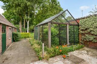 Bent u op zoek naar een ruime woning met tal van mogelijkheden? Dan is deze uitzonderlijke eigendom in Deerlijk zeker een bezoek waard!Gelegen op een perceel van 698 m² en met een bewoonbare oppervlakte van maar liefst 226 m², biedt deze woning alle ruimte voor grote gezinnen, co-housing, een kangoeroewoning of een combinatie van wonen en werken. Dankzij de 9 volwaardige slaapkamers zijn de mogelijkheden eindeloos.Buiten geniet u van een ruime, zonnige tuin waar u in alle rust kunt ontspannen. Bovendien beschikt de eigendom over 2 garages en een grote loods, ideaal als opslagruimte, atelier, hobbyruimte of voor een zelfstandige activiteit.De ligging is een absolute troef. De woning bevindt zich op een vlot bereikbare locatie in Deerlijk, vlakbij de autosnelweg, waardoor u snel verbinding hebt met omliggende steden. Ook winkels, scholen en openbaar vervoer bevinden zich in de nabije omgeving.Troeven:• 226 m² bewoonbare oppervlakte• 9 slaapkamers• Perceel van 698 m²• Ruime, zonnige tuin• 2 garages en grote loods• Uitstekende bereikbaarheid• Ideaal voor gezinnen, zelfstandigen of investeerdersInteresse? Contacteer Arne via arne@immobeguin.be voor meer informatie of een bezoek.