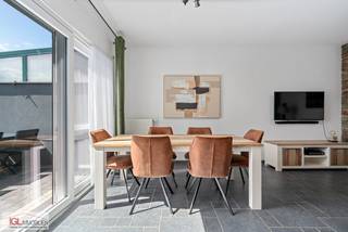 Cette maison mitoyenne a été entièrement rénovée en 2013, puis en 2020, avec un souci de qualité et des finitions intemporelles. Prête à...