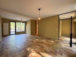 Deze met smaak gerenoveerde woning is gelegen in het centrum van Merkem en heeft volgende indeling:<br /><br />GELIJKVLOERS:<br />Inkomhal met vestiaireruimte - apart toilet - leefruimte - kelder - berging/wasplaats - open ingerichte keuken met o.a. een combi-oven, vaatwas, inductie kookplaat, dampkap, spoelbak, koelkast en diepvries - eetplaats. <br /><br />VERDIEP 1:<br />Nachthal - apart toilet - ingerichte badkamer met inloopdouche en dubbele wastafel - 3 slaapkamers.<br /><br />ZOLDER:<br />Geïsoleerde zolder. Toegankelijk via vast trap. <br /><br />ALGEMEEN:<br />- Volledig gerenoveerd woning.<br />- CV op aardgas.<br />- Schrijnwerk: ALU/PVC - Hoogrendementsbeglazing.<br />- Bewoonbare oppervlakte van 200m².<br />- Onmiddellijk vrij!<br /><br />Vergeet zeker niet de 360° virtuele tour te bekijken!<br />https://my.matterport.com/show/?m=ugCSH4AurRH<br /><br />Meer info op www.vastgoedvanoverschelde.be