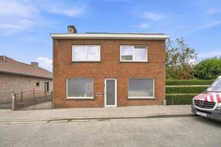 Op zoek naar een woning waar je nog volledig je eigen stempel op kunt drukken?<br />Deze woning op een perceel van 290m² biedt heel wat mogelijkheden.<br /><br />De woning is reeds deel gerenoveerd en volledig geïsoleerd en beschikt over een EPC-label C. Er is centrale verwarming op aardgas, aanvullend met een houtkachel, ventilatiesysteem, 10 zonnepanelen en een thuisbatterij.<br /><br />Op het gelijkvloers bevinden zich de leefruimte, keuken en badkamer. Er is ook een gezellig tuin aanwezig. Op de bovenverdieping bevinden zich 4 slaapkamers.<br /><br />De woning is nog verder af te werken, maar biedt een mooie basis voor iemand die graag de handen uit de mouwen steekt. Ideaal voor de handige Harry die van deze woning zijn eigen thuis wil maken!<br /><br />📞 Interesse? Contacteer Thijs, Friedel of Nina:<br />📲 051 57 54 61<br />📧 thijs@grouptrybou.be<br />nina@grouptrybou.be<br />| friedel@grouptrybou.be