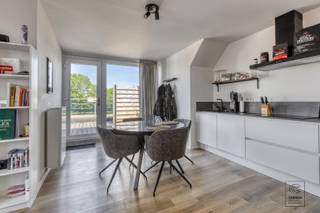 BEZOEKMOMENT maandag 18 augustus --> Inschrijving verplicht!Dit instapklare, recent gerenoveerde dakappartement (2022) van 55 m² bevindt zich in...