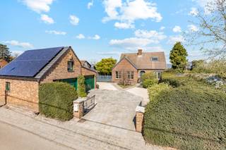 [[ DIT PAND NEEMT DEEL AAN DE ERA OPEN HUIZEN DAG OP 13/6 VAN 11:00 TOT 12:00 ]]
<strong>Ligging &amp;amp; indeling</strong><br />In het groene en rustige Wachtebeke bevindt zich deze charmante woning in landelijke stijl op een perceel van 706 m². Deze eigendom combineert authenticiteit met comfort en biedt alles wat u zoekt voor aangenaam en ruim wonen.<br /><br />In de privatieve &amp;amp; afgesloten tuin is het heerlijk vertoeven. De overdekte zithoek maakt het mogelijk om het hele jaar door buiten te vertoeven. Daarnaast beschikt u over een dubbele, aparte garage en voldoende parkeermogelijkheden op eigen terrein — een absolute meerwaarde.
<p>Binnenin valt meteen de overvloedige lichtinval op, zowel in de gezellige woonkamer als in de ruime keuken. De keuken sluit aan op een aangename veranda, die zorgt voor extra leefruimte en een mooi zicht op de tuin. Verder beschikt u op het gelijkvloers over een badkamer, apart toilet en slaapkamer. Dit maakt de woning ook geschikt voor wie gelijkvloers wil wonen of extra flexibiliteit wenst.</p>

<p>Op de eerste verdieping beschikt de woning over twee volwaardige slaapkamers en een extra kamer die perfect kan dienen als kinderkamer, bureau of hobbyruimte.<br /><br /><strong>Troeven</strong></p>

<ul><li><strong>Landelijke stijl omringd door groen</strong></li><li><strong>EPC - B</strong></li><li><strong>Conforme elektrische keuring</strong></li><li><strong>Inclusief recente zonnepanelen + laadpaal + verwarmingsketel</strong></li><li><strong>3 Volwaardige Slaapkamers (mogelijkheid tot 4)</strong></li><li><strong>Ruime garage/atelier</strong></li></ul>
<strong>UW DROOMWONING? ZO GEVONDEN!</strong><br />