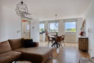 <p><span><strong>TE KOOP: Instapklaar duplexappartement met 3 slaapkamers en prachtig terras in hartje Zolder!</strong></span><br /><span>Dit ruime en instapklare duplexappartement is gelegen op een uitstekende locatie in het centrum van Zolder. Winkels, scholen, openbaar vervoer, horecazaken en andere dagelijkse voorzieningen bevinden zich op wandelafstand, terwijl ook de omliggende gemeenten en belangrijke verbindingswegen vlot bereikbaar zijn.</span><br /><span>Het appartement bevindt zich op de derde en vierde verdieping van een verzorgd gebouw met lift en biedt een aangename combinatie van ruimte, comfort en praktische voorzieningen.</span><br /><span>Op de woonverdieping vindt u een ruime en lichtrijke leefruimte met grote raampartijen die zorgen voor veel natuurlijke lichtinval. De ingerichte keuken sluit aan op een praktische berging, wat zorgt voor extra opbergruimte en gebruiksgemak. Verder beschikt het appartement over drie volwaardige slaapkamers, een badkamer met ligbad en een apart toilet.</span><br /><span>Via een vaste trap bereikt u de bovenverdieping. Hier bevindt zich een lichtrijke glazen veranda die toegang geeft tot het ruime terras. Deze aangename extra ruimte vormt samen met het terras een absolute meerwaarde en creëert een unieke plek om in alle rust te genieten van het open uitzicht.</span><br /><span>Bijkomende troeven zijn de twee airco-units, de aanwezigheid van een lift, de ruime ondergrondse berging en de privatieve autostaanplaats. Dankzij de verzorgde afwerking en de uitgevoerde renovaties is het appartement instapklaar en geschikt voor zowel eigen bewoning als investering.</span><br /><span><strong>Indeling:</strong></span><br /><span>Inkomhal, apart toilet, ruime leefruimte, ingerichte keuken met aansluitende berging, drie slaapkamers en badkamer met ligbad. Via een vaste trap bereikt u de bovenverdieping met lichtrijke glazen veranda en toegang tot het ruime terras.</span><br /><span>Daarnaast beschikt het appartement over een ruime ondergrondse berging en een privatieve autostaanplaats.</span><br /><span>Ligging:</span><br /><span>Gelegen in het centrum van Zolder, met winkels, scholen, openbaar vervoer, horecazaken en andere dagelijkse voorzieningen op wandelafstand. Dankzij de centrale ligging en de vlotte verbinding met omliggende gemeenten en belangrijke invalswegen geniet u hier van een uitstekende bereikbaarheid.</span><br /><span><strong>Troeven:</strong></span><br /><span>- Centrale ligging in hartje Zolder!</span><br /><span>- Ruim duplexappartement!</span><br /><span>- 3 volwaardige slaapkamers!</span><br /><span>- Groot terras met open uitzicht!</span><br /><span>- Airconditioning aanwezig!</span><br /><span>- Kelderberging inbegrepen!</span><br /><span>- Privatieve autostaanplaats!</span><br /><span>- Interessant als eigen woning en investering!</span><br /><span><strong>EPC C met certificaatnummer 20260604-0003885049-RES-1</strong></span><br /><span><strong>G-score: A</strong></span><br /><span><strong>P-score: B</strong></span><br /><span><strong>Stedenbouwkundige info: woongebied – bouwvergunning – geen voorkooprecht </strong></span><br /><span>Bron bewoonbare oppervlakte EPC</span></p>