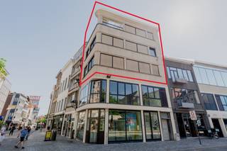 Quares - Group TREVI presenteert :<br /><br />Uitzonderlijk en hoogwaardig afgewerkt triplex appt met 3 slpk en een fan-tas-tisch dakterras. Deze triplex strekt zich uit over de 2e, 3e en 4e verd. van een uniek gebouw hartje Mechelen op een toplocatie met een fenomenaal zicht. Het combineert een ongelooflijke lichtinval, enorm ruimtegevoel, luxe materialen en moderne technieken. Genieten van rust èn toch alles op wandelafstand. <br /><br />INDELING<br />Via de inkomhal neem je de lift of trap naar boven. In de hal kan je fietsen plaatsen. Toegang tot een handige kelderberging.<br /><br />2e VERD:<br />Inkomhal met gastentoilet en vestiaire. Gezellige leefruimte op parket met enorm veel lichtinval en een geweldig ruimtegevoel, een enorme plus zijn de stijlvolle ingemaakte kasten (tv-meubel en bar). Knappe keuken die slim afgesloten kan worden met een schuifdeur, volledig uitgerust met keramisch kookvuur, oven en koelkast met vriesvak. <br /><br />Aan de buitenkant zijn er zonnescreens voorzien op elke verdieping.<br /><br />3e VERD:<br />Hal, toilet. Grote bdk: douche, ovaal bad, dubbele lavabo. Mooie slpk op parket. Privé suite met ruime master bedroom, ingemaakte kasten en eigen ruime dressing. <br /><br />4e VERD:<br />Hal, toilet. Handige bijkeuken/wasplaats met warmtepompboiler. Derde slpk, nu ingericht als aantrekkelijke bureauruimte met grote schuiframen naar het terras. Fantastisch loungeterras zuid-zuidwest met avondzon en een uniek uitzicht op de St-Romboutstoren. <br /><br />Het licht, de vele ingemaakte kasten, grote ruimtes en de moderne technieken (warmtepomp voor koelen en verwarmen, overal ledspots) maken dit appartement super aantrekkelijk. <br /><br />Praktisch:<br />- energiezuinig: EPC-label B (warmtepomp)<br />- beschikbaar: 15 juli<br />- huurwaarborg: 3 maanden<br />- huurprijs: 1790eur/maand<br />- gemeenschappelijke lasten: 46eur forfait per maand<br />- optioneel parkeerplaats bij te huren in Portier 51 in de nabijgelegen Moensstraat, aan 140€/maand<br /><br />Zin om dit pand te ontdekken? Contacteer Simon via simon.kareman@quares-trevi.be of 015 33 19 19.