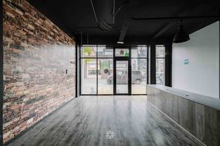 <p><span>DEINZE - Veelzijdige handelsruimte op de Markt in Deinze</span></p><p><span> </span></p><p><span>Bent u op zoek naar een riante handelsruimte op een toplocatie in Deinze? </span></p><p><span>Met zijn ruime oppervlakte en grote visibiliteit vormt dit een interessante opportuniteit voor het vestigen van uw handelszaak in het centrum van Deinze.</span></p><p><span><br /><br /></span></p><p><span>De belangrijkste troeven in een notendop:</span></p><ul><li><span>Nuttige vloeroppervlakte van 121 m² </span></li><li><span>Top locatie - Centrum Deinze</span></li><li><span>Tal van indelingsmogelijkheden</span></li><li><span>Gunstig EPC</span></li><li><span>Hoge plafonds</span></li><li><span>Geschikt voor vrije beroepen, klein- of detailhandel en horeca- of kantoortoepassingen</span></li><li><span>Grote visibiliteit en veel passage</span></li></ul><p><span><br /><br /></span></p><p><span>Indeling van de ruimte:</span></p><ul><li><span>Onthaalruimte met bar</span></li><li><span>Apart toilet vooraan</span></li><li><span>Handelsgelijkvloers met twee ingangsdeuren</span></li><li><span>Apart toilet met berging achteraan</span></li></ul><p><span> </span></p><p><span> </span></p><p><span>Belangrijk:</span></p><p><span>Richtprijs: 295.000 euro</span></p><p><span>EPC KNR: Label B </span></p><p><span>Geen renovatieverplichting - Asbestveilig </span></p><p><span><br />Benieuwd? Contacteer Axel Lenaerts makelaars voor meer info via 09 245 24 24 of <span>Laurens@axellenaerts.be</span></span><span> </span></p>