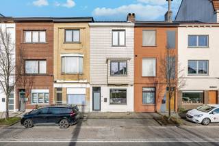 Gelegen nabij het centrum van Gent treffen we deze instapklare, volledig gerenoveerde woning aan.
De woning heeft de volgende indeling: lichtrijke leefruimte met volledig ingerichte keuken, apart gastentoilet en een wasplaats.
Op het tussenverdiep is er een badkamer met bad, lavabo en toilet en op de eerste verdieping vinden we de eerste slaapkamer en de woonkamer. Op verdieping 2 zijn er nog 2 ruime slaapkamers.
Verder is er nog een zeer ruime (droge) kelder en een deels overdekt terras.
Troeven: lichtrijk, bereikbaarheid, instapklaar (EPC B), volwaardige slaapkamers,...
Renovatieverplichting: neen.
Voor meer informatie of een bezoek kan u terecht bij Sander Dejonghe via sander@vastgoeddejonghe.be, Evy Dhondt via evy@vastgoeddejonghe.be of Inias Leten, Inias@vastgoeddejonghe.be
Alle dossierstukken kan u downloaden op onze website: www.vastgoeddejonghe.be