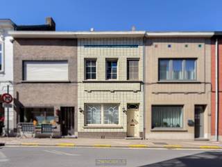 Op zoek naar een ZORGELOZE INVESTERING of een INSTAPKLARE STADSWONING op een ABSOLUTE TOPLOCATIE? Dan is deze CHARMANTE WONING in het centrum van Zottegem precies wat u zoekt! Deze eigendom bevindt zich op WANDELAFSTAND van het station, winkels, scholen, horeca en alle dagelijkse voorzieningen, waardoor ze een UITSTEKENDE BEREIKBAARHEID en een blijvende aantrekkingskracht geniet. Momenteel is de woning verhuurd, waardoor u als investeerder ONMIDDELIJK geniet van een STABIEL RENDEMENT zonder leegstand. Een EXTRA PLUSPUNT? De AFZONDERLIJKE GARAGE vlakbij de woning is INBEGREPEN IN DE VRAAGPRIJS. Dit vormt een BELANGRIJKE MEERWAARDE voor zowel investeerders als toekomstige bewoners. De woning is bovendien volledig INSTAPKLAAR en biedt een PRAKTISCHE INDELING. Dankzij de CONFORME ELEKTRISCHE KEURING en het feit dat er GEEN RENOVATIEVERPLICHTING van toepassing is, kan u zonder zorgen investeren of er later zelf uw intrek nemen.<br />Via de inkomhal bereikt u de gezellige leefruimte, gevolgd door een lichtrijke keuken met aansluitend een praktische berging/wasplaats, een douchecel en een ingerichte badkamer. Zowel vanuit de leefruimte als de keuken heeft u toegang tot het gezellige binnenkoertje. Op de 1ste verdieping bevinden zich twee volwaardige slaapkamers en een apart toilet. Daarnaast beschikt de woning over een ruime kelder én een zolder met vaste trap, die nog heel wat potentieel biedt voor het creëren van extra slaapkamers of een hobbyruimte.<br /><br />Adres: Sint-Annastraat 45 te Zottegem<br /><br />EPC: 377kWh/m², G-score en P-score A, Geen renovatieverplichting van toepassing, Bestuursmaatregelen in het maatregelenregister: Neen