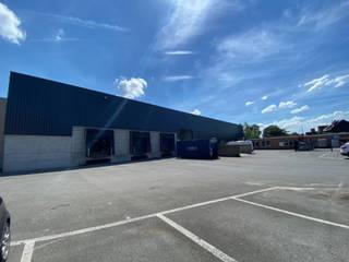 Magazijn van 6.200 m² te huur in Sint‑Niklaas, strategisch gelegen in Europark‑Noord en met uitstekende visibiliteit dankzij de ligging vlak naast...