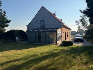 Een bezoekmoment aanvragen kan eenvoudig via onze website:
Ga naar het betreffende pand en klik op ‘bezoek aanvragen’.
Na het invullen van uw huurprofiel nemen wij spoedig contact met u op.
Deze ruime woning aan de Grote Veldstraat met een oppervlakte van maar liefst 333m2 combineert comfort, ruimte en functionaliteit.
De leefruimte is ruim en lichtrijk, ideaal voor gezellige momenten met familie en vrienden. De keuken sluit naadloos aan op de leefruimte en biedt alle mogelijkheden voor wie graag kookt en gasten ontvangt. Verder beschikt de woning over drie slaapkamers, een 2 badkamers én een garage.
Troeven op een rij:
Ruime bewoonbare oppervlakte
3 slaapkamers
2 badkamers
Zonnige tuin
Garage
Ruime zolder
