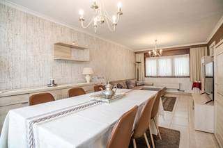 Vandaag nemen we je mee naar de rustige gemeente Bornem. Deze woning bevindt zich op nabij het centrum van Bornem en toch rustig gelegen. Scholen, winkels en openbaar vervoer bevinden zich in een straal van 1 km. <br /><br />Mits het isoleren van de zoldervloer en het plaatsen van een condenserende ketel bekomt men een EPC-label C.<br /><br />Via de voortuin bereiken we de voordeur die toegang geeft tot een gezellige inkomhal. De inkomhal geeft toegang tot de lichtrijke leefruimte met aansluitend een vernieuwde keuken. Verder is er nog een gezellige veranda en gastentoilet. <br /><br />De trap geeft toegang tot de eerste verdieping waar zich drie slaapkamers bevinden en een badkamer voorzien van lavabo en ligbad. <br /><br />De woning beschikt verder over een ruime zolder met tal van mogelijkheden.<br /><br />Via de keuken bereiken we de veranda en de zuidwest georiënteerde tuin. Genieten van een aperitief in het zonnetje was nog nooit zo aangenaam.<br /><br />De woning biedt de mogelijkheid tot het creëren van een oprit of carport.<br /><br />Heb je interesse in deze woning op een gunstige locatie?<br />Neem gerust contact op via yordi@julimmo.be of 0473 76 18 07.