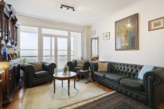 Op de 14e verdieping van een net onderhouden gebouw met lift, conciërge en pakjesdienst bevindt zich dit recent en volledig gerenoveerd...