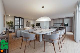 Appartement (eerste verdieping) in residentie 'OLMSEBAAN'.<br /><br />Ontdek dit appartement met zeer ruim terras op de eerste verdieping in de nieuwe residentie 'OLMSEBAAN'. De indeling omvat een inkomhal, twee comfortabele slaapkamers, een moderne badkamer, een apart toilet, een ruime en lichtrijke woonkamer met open keuken, en een praktische berging/wasplaats.<br /><br />Het gebouw is uitgerust met een lift en biedt diverse parkeermogelijkheden aan de rechterzijde van het gebouw: autostaanplaatsen, carports en garages zijn apart aan te kopen.<br /><br />De appartementen worden opgetrokken met ecologisch verantwoorde materialen en voldoen aan de BEN-norm (Bijna-EnergieNeutraal) met een E-peil lager dan 30. Hiervoor worden ze uitgerust met milieuvriendelijke technieken.<br /><br />Centraal gelegen op wandelafstand van het centrum, met een vlotte verbinding naar in- en uitvalswegen.<br /><br />Verkoop onder BTW-stelsel, mogelijkheid tot toepassing van het 6% btw-tarief. Een ideale opportuniteit, zowel voor starters als voor investeerders.<br /><br />De afgebeelde beelden en materialen zijn bedoeld ter inspiratie en kunnen afwijken van de definitieve oplevering.<br /><br />Voor meer informatie of een bezoek ter plaatse, kan u contact opnemen met IMMO SP via 014 59 10 20 of mailen naar jill@immosp.be. Benieuwd naar de waarde van uw eigen woning? Vraag vrijblijvend een gratis verkoopanalyse aan – wij helpen u graag verder!