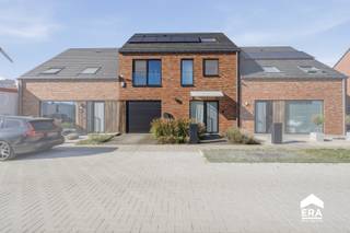 <h3>Moderne BEN-woning in Roeselare – ruimte, comfort &amp;amp; energiezuinig wonen!</h3>

<p>Ontdek deze <strong>moderne woning uit 2021</strong>, waar ruimte, comfort en energiezuinigheid mooi samenkomen. Dankzij het BEN-karakter geniet je van een energiezuinige woning die helemaal klaar is voor de toekomst. &amp;#127793;</p>

<p>De ruime en lichtrijke leefruimtes zorgen voor een aangename woonbeleving. ☀️ Met <strong>5 volwaardige slaapkamers</strong>, een extra zolderruimte en maar liefst <strong>195 m² bewoonbare oppervlakte</strong> biedt deze woning volop mogelijkheden voor het hele gezin, thuiswerk of hobby’s. &amp;#128104;‍&amp;#128105;‍&amp;#128103;‍&amp;#128102;</p>

<p>Ook technisch is de woning uitstekend uitgerust. Zo beschikt elke kamer over <strong>internetaansluiting</strong>, zijn er <strong>zonnepanelen</strong>, een <strong>ventilatiesysteem D</strong> en een <strong>alarmsysteem</strong> aanwezig. De aansluiting op het <strong>warmtenet</strong> zorgt bovendien voor een duurzame en toekomstgerichte woonoplossing. &amp;#127807;</p>

<p>Ook buiten is aan praktisch comfort gedacht. &amp;#128663; Er is een <strong>oprit met extra parkeergelegenheid</strong>.</p>

<p>De <strong>centrale en vlot bereikbare ligging</strong> is een extra troef. &amp;#128205; Winkels, scholen, <strong>apotheken, gezellige restaurants, speeltuintjes en een park</strong> bevinden zich in de nabije omgeving. Ook belangrijke verbindingswegen zijn vlot bereikbaar.</p>

<p>Een warme, moderne thuis waar <strong>ruimte, licht, comfort en energiezuinig wonen</strong> perfect samenkomen. ❤️&amp;#127969;</p>

<p><strong>Verkoop onder registratiestelsel, dus zonder btw.</strong> De buitenoverkapping is niet inbegrepen.</p>

<p>&amp;#128222; <strong>Interesse? Neem vrijblijvend contact met ons op en ontdek deze mooie woning zelf!</strong></p>

<p><strong>JOUW DROOMHUIS. ZO GEVONDEN! ✨</strong></p>