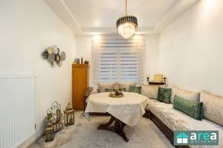 <p><span>Deze aantrekkelijke gerenoveerde woning in Sint-Niklaas biedt een perfecte combinatie van klassieke bouwstijl en hedendaags comfort. Dit huis is centraal gelegen, nabij Waasland shopping alsook andere winkels (oa. Action, Lidl en Carrefour), horecazaken, basic-fit, openbaar vervoer, ziekenhuizen en scholen. Hierdoor beschikt dit huis en haar omgeving over alles wat u nodig heeft voor een comfortabel gezinsleven. Dankzij de nabijheid van de E19 geniet u van een vlotte verbinding naar Antwerpen, Gent en omliggende gemeenten.</span></p><p><span>Grootste troeven:</span></p><p><span> </span></p><p><span>- Centraal gelegen</span></p><p><span>- Gunstige EPC-score C</span></p><p><span>- Veel lichtinval</span></p><p><span>- Geïsoleerd dak van 10 cm</span></p><p><span>- Recent gerenoveerd (2021)</span></p><p><span>Indeling:</span></p><p><span>Bij het betreden van de woning komt u in de warme inkomhal, die toegang biedt tot een nachthal met lichtkoepel. Deze ruimte vormt het centrale punt van de woning en geeft rechtstreeks toegang tot de lichtrijke woonkamer van 22 m², de volledig uitgeruste keuken en de mooie betegelde badkamer. De keuken is eveneens voorzien van een lichtkoepel en beschikt over een gasvuur met dampkap, combi-oven, vaatwasser en een dubbele spoelbak.</span></p><p><span>Aansluitend aan de keuken bevindt zich de open veranda met schuifraam, die zorgt voor een aangename extra lichtinval en een vlotte verbinding met het ruime terras en de tuin van maar liefst 80 m². Rechts van de veranda vindt u de wasplaats met aansluitingen voor wasmachine en de gasketel. Daarnaast is er nog een extra berging van 6 m², ideaal voor bijkomende opslag.</span></p><p><span>Via de traphal bereikt u de eerste verdieping. Hier bevindt zich de tweede betegelde badkamer van 4,5 m² uitgerust met een douche, toilet en wastafel. Op deze verdieping zijn er tevens drie slaapkamers van respectievelijk 11 m², 11 m² en 6 m². De twee slaapkamers aan de achterzijde van de woning zijn voorzien van handmatige rolluiken, terwijl de overige slaapkamer uitgerust is met een zonwerend rolgordijn.</span></p><p><span>De zolderverdieping van in totaal 32 m² is praktisch ingedeeld en omvat een slaapkamer van 16 m² met een aangrenzende dressing van 5 m². Daarnaast is er de derde, volledig betegelde badkamer van 6 m² met douche, toilet, wastafel en een Velux-dakraam. Tot slot is er nog een aparte ruimte van 5 m², die perfect kan dienen als extra opbergruimte.</span></p><p><span> </span></p><p><span>Voor meer informatie kan u terecht bij Area Partners: info@area.be of 03/284.60.60</span></p><p><span><br /> </span></p><p><span> </span></p><p><span> </span></p><p><span> </span></p><p><span> </span></p>