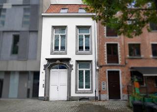 Ontdek deze charmante en lichtrijke duplex gelegen in de Adriaan Brouwerstraat 29, in het hart van Antwerpen. Dankzij de authentieke gevel, de hoge plafonds en de aangename lichtinval combineert deze woning karakter met modern wooncomfort. De duplex beschikt over een praktische indeling, een open leefruimte met keuken en een ruime slaapkamer met badkamer op de bovenverdieping. Dankzij het gunstige EPC B en de vaste kosten inclusief provisie voor gas woont u hier comfortabel en energiezuinig op een centrale locatie.<br /><br />GA NAAR WWW.DEBOERENPARTNERS.BE OM RECHTSTREEKS UW ONLINE AFSPRAAK IN TE PLANNEN<br /><br />Indeling:<br /><br />Eerste verdieping:<br />Lichtrijke leefruimte<br />Open, volledig uitgeruste keuken<br />Aangename zithoek<br />Veel natuurlijke lichtinval dankzij de grote raampartijen<br /><br />Tweede verdieping:<br />Ruime slaapkamer<br />Badkamer met douche, lavabo en handdoekradiator<br /><br />De leefruimte bevindt zich op de eerste verdieping en vormt een aangename open woonomgeving. De combinatie van de grote ramen, de houten accenten en de open keuken zorgt voor een warme en uitnodigende sfeer. De keuken is praktisch ingericht en sluit mooi aan op de leefruimte, waardoor deze duplex ideaal is voor wie houdt van compact maar comfortabel wonen in de stad.<br /><br />Op de tweede verdieping bevindt zich de slaapkamer met aansluitend de badkamer. De slaapkamer geniet van een charmante uitstraling dankzij de houten balken en dakramen, die zorgen voor extra karakter en lichtinval. De badkamer is verzorgd afgewerkt en voorzien van alle nodige comfort.<br /><br />Bijzonderheden:<br />EPC B<br />Vaste kosten: €230/maand inclusief provisie voor verwarming<br />Onmiddellijk beschikbaar<br />Mogelijkheid om meubels bij te huren aan €50/maand<br />Mogelijkheid om een staanplaats bij te huren aan €100/maand<br /><br />GA NAAR WWW.DEBOERENPARTNERS.BE OM RECHTSTREEKS UW ONLINE AFSPRAAK IN TE PLANNEN