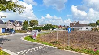 Deze ruime en rustig gelegen bouwgrond gelegen op de hoek van de Weg naar de Grauwe steen en de Sint-Antoniusstraat heeft een oppervlakte van 5a 2ca, en heeft als hoofdbestemming residentieel gebruik. <br />Het is hier mogelijk om een open bebouwing met een carport in de zijtuin op te bouwen. <br /><br /><br />Het perceel is zeer rustig en centraal gelegen tussen Heusden, Houthalen en Beringen. Te voet bent u meteen op het Mijnterril van Zolder, of geniet u van de bosrijke omgeving met zijn vele fiets- en wandelroutes.<br /><br /><br />De bouwlijn ligt op minimum 6 m achter de rooilijn.<br /><br /><br />Bouwdiepte: <br />- Op het gelijkvloers maximaal 12 m langs “Weg naar de Grauwe Steen”<br />- Op het gelijkvloers maximaal 15 m langs “Sint-Antoniusstraat”<br />- Op de verdieping maximaal 12 m<br /><br /><br />Bouwhoogte: maximaal 2 bouwlagen onder de kroonlijst: <br />- Kroonlijsthoogte maximaal 6,5m tussen vloerpeil en kroonlijst <br />- Dakvorm: vrij te kiezen <br /><br /><br />Vloerpeil gelijkvloers: maximum 60cm boven wegpeil.<br /><br /><br />Pluspunten:<br />- Ruim bouwen mogelijk<br />- Centrale en rustige ligging nabij het mijnterril!<br />- Nieuwe verkaveling<br />- Carport mogelijk<br />- Dichtbij E313 – E314<br /><br /><br />Voor een bezichtiging ter plaatse of meer info, bel ons op 078/78.78.70, of kom gewoon binnen op ons kantoor. Steeds welkom!