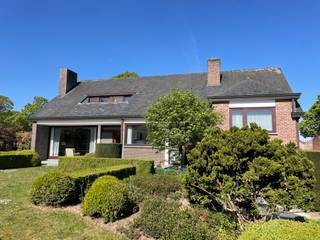 Zodra je de parking van Tiensesteenweg 85 oprijdt, vertraagt het leven vanzelf. Tussen volwassen groen en absolute rust openbaart zich een statige villa die werd ontworpen voor wie elke dag wil thuiskomen in comfort, sereniteit en verfijnde woonkwaliteit. <br />Op een royaal en perfect geörienteerd perceel van ongeveer 20 are ontvouwt zich een woonbeleving die moeiteloos een zuiders gevoel oproept.  De architectuur ademt een warme, gezellige charme uit en sluit harmonieus aan bij de omgeving.  De ruime tuin en het terras nodigen uit tot lange zomerdagen, ontspannen avonden en ongedwongen avonden met vrienden en familie.<br />Binnenin word je verwelkomd door licht, openheid en aangename rust. Met een bewoonbare oppervlakte van rond de 400 vierkante meter werd de woning logisch en evenwichtig ingedeeld. De leefruimte vormt het natuurlijke hart van de woning : royaal, sfeervol en in directe verbinding met de keuken, tuin, hal.  In de winter creëert het haardvuur een warme, geborgen sfeer, terwijl in de zomer de openslaande deuren het binnen- en buitenleven moeiteloos in elkaar laten overvloeien. <br />De aansluitende keuken kan een opfrissing gebruiken, maar blijft de plek waar samen koken en genieten centraal staan. <br />De woning heeft een zeer ruime hal met aansluitend een bureau. <br />Via een prachtige trap die tot in de puntjes werd verzorgd, bereiken we de vier slaapkamers, elk met een eigen karakter en een uitgesproken gevoel van rust. De bovenste slaapkamers maken deels uit van de zolderruimte, maar werden perfect en sfeervol ingericht. De badkamer werd vrij recent gerenoveerd.<br />Ook op praktisch vlak is het hier top. De inpandige garage biedt plaats voor twee wagens. Tevens is er voor de woning ook parkeergelegenheid voorzien. Om dan de kelderverdieping niet te vergeten, die netjes werd getegeld en ingericht. Hier is bijvoorbeeld ook de wasplaats voorzien. <br />De tuin werd altijd perfect onderhouden. Het buitenleven vormt hier een volwaardig verlengstuk van het wonen.  De tuin zelf straalt rust, privacy en zon uit en vormt een natuurlijke cocon waar het heerlijk vertoeven is, alleen of in gezelschap.<br />De woning voelt niet aan als een gewone villa, maar als een plek waar alles klopt. Een thuis waar je tot rust komt, waar je gasten graag ontvangt en waar elke dag vanzelf wat lichter en aangenamer aanvoelt.<br />Ik zou zo zeggen, maak een afspraak en wij ontvangen jullie met open armen voor een bezichtiging.