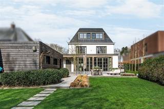 Située sur une belle avenue à quelques pas du centre animé de Hoogstraten, cette villa entièrement rénovée est située sur un terrain d'environ 900...