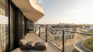 À vendre : résidence The Tower, Duinenwater – Knokke.<br /><br />À quelques mètres de la Lippenslaan, avec vue dégagée sur la cour intérieure du Lake District en direction du lac de Duinenwater, se trouve cet appartement luxueux de 102 m² (terrasse incluse).<br /><br />L'appartement se distingue par son aménagement de haute qualité, sa disposition claire, son orientation sud-ouest et la manière dont l'intérieur et l'extérieur se fondent harmonieusement.<br /><br />Derrière la porte d'entrée se trouve un espace de vie lumineux qui suit le mouvement du soleil tout au long de la journée. De grandes baies vitrées donnent sur la terrasse, qui commence à se réchauffer en fin de matinée et retient la lumière du soleil jusqu'à tard dans la soirée. La cuisine ouverte est entièrement équipée et s'intègre logiquement à la salle à manger, de sorte que cuisiner, dîner et s'asseoir dehors forment une expérience continue.<br /><br />Le parquet en chevron s'étend jusqu'aux deux chambres, chacune équipée de placards intégrés et d'une salle de bain ou d'une salle de douche privée. Les deux chambres donnent sur la terrasse, ce qui permet de se réveiller dans la chambre principale en étant immédiatement en contact avec l'air frais et la lumière.<br /><br />Un débarras séparé avec toutes les connexions techniques et des toilettes pour invités assurent un confort supplémentaire.<br /><br />L'appartement date de 2023 et répond aux normes de construction les plus élevées. Une pompe à chaleur géothermique assure le chauffage, un système de ventilation de type D surveille la qualité de l'air, et un E-peil de 35 combiné à une consommation de 47 kWh/m² par an se traduit par des coûts énergétiques très bas.<br /><br />Cave privative et local à vélos sont inclus. Une place de stationnement dans le bâtiment est en option à l'achat.<br /><br />Que vous soyez à la recherche d'une résidence secondaire, d'une résidence principale ou d'un investissement locatif à Knokke – The Tower combine emplacement, rendement et confort de vie en un seul endroit.<br /><br />Prix de vente : 795.000 €.<br /><br />Une visite peut se faire via notre bureau – 050 60 60 78 ou info@immonano.be.