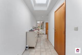 [[ DIT PAND NEEMT DEEL AAN DE ERA OPEN HUIZEN DAG OP 6/12 VAN 14:30 TOT 15:30 ]]
<p>Deze woning uit 1935 combineert authentieke charme met praktische wooncomfort. Dankzij de gunstige ligging bent u snel bij invalswegen, het park en het ziekenhuis. Het EPC-label C biedt een degelijke energieprestatie. De indeling is functioneel en licht, met voldoende ruimte voor een gezin of koppel dat op zoek is naar een goed gelegen huis.</p>

<p><u><strong>Belangrijkste ruimtes:</strong></u><br />• Ruime living (30,93 m²) met veel lichtinval<br />• Keuken (10,56 m²) met dubbele spoelbak, gasfornuis en ingemaakte kasten<br />• Twee slaapkamers (15,19 m² en 19,00 m²)<br />• Bureel met ingemaakte kasten<br />• Badkamer (4,88 m²) met inloopdouche, toilet en wastafel in meubel<br />• Berging (9,94 m²) met aansluitingen voor wasmachine en droogkast</p>

<p> </p>

<p><u><strong>Troeven:</strong></u><br />• Centrale ligging nabij scholen, station en park<br />• Functionele indeling met bureel en berging<br />• Degelijke energieprestatie (EPC-label C)</p>

<p> </p>

<p>Neem vandaag nog contact op met uw ERA-makelaar voor een bezoek.<br />Voor meer info : https://www.era.be/nl/era-visie <br />De gegeven informatie en opgegeven oppervlaktes zijn louter indicatief en houden geen enkele juridische verbintenis in.</p>
