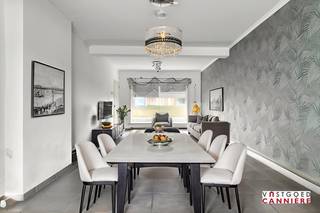 <u><strong>Vraagprijs: 385.000,00 euro.</strong></u><br /><br />📍In deze rustige wijk, centrum Wielsbeke vindt u deze verrassend ruime woning met bijhorend kantoorgebouw. Een ideale combinatie voor wie wonen en werken wil verenigen, of op zoek is naar een interessante opbrengsteigendom. Middenin hartje Wielsbeke én dichtbij belangrijke invalswegen, vlakbij school, winkels, etc.<br /><br /><u><strong>Indeling woning</strong></u>✅<br /><br /><u>Gelijkvloers:</u> inkomhal met trap, lichtrijke leefruimte met zithoek en eetplaats, aansluitend een ruime leefkeuken met zicht op de tuin. Verder is er een bureau, kelder, dubbele carport, binnenkoer en een aangename voortuin🌳.<br /><br /><u>1e verdieping:</u> nachthal, 2 slaapkamers, een wasberging, badkamer en terras.<br /><br /><u>2e verdieping</u>: vaste trap naar 2 ruime kamers en 1 kleinere kamer🛏️.<br /><br />De woning beschikt over dubbele beglazing, CV op aardgas en daken in zeer goede staat met isolatie.<br /><br /><u>Kantoorgebouw (80 m²)</u><br />Naast de woning bevindt zich een praktisch kantoorgebouw bestaande uit een werkruimte, keuken, toilet, berging en zolderruimte. Perfect geschikt voor een zelfstandige activiteit, praktijk of kantoor.<br /><br /><u><strong>Troeven</strong></u>✨<br />- Centrale ligging in Wielsbeke<br />- Dubbele carport<br />- 5 slaapkamers(!) en ruimtegevoel<br />- Instapklaar kantoorgebouw<br />- Geschikt voor eigen bewoning of als opbrengsteigendom (momenteel verhuurd aan samen 1.940,00 €)<br /><br />Interesse in dit veelzijdige pand? Maak dan snel uw afspraak met <strong>Igor +32 494 81 13 48.</strong>