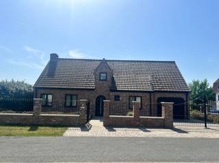 <p><span>Mooie villa van uitzonderlijke bouwkwaliteit, gelegen op een prachtige en uiterst rustige locatie in Oostduinkerke. Deze alleenstaande woning combineert comfort, ruimte en een hoogwaardige afwerking in een groene omgeving. Zee en strand op enkele minuten. </span></p><p><span>Indeling van de woning</span></p><p><span>Gelijkvloers</span><span><br />Ruime inkomhal met gastentoilet, lichtrijke woonkamer met open keuken, slaapkamer op het gelijkvloers, praktische garage met automatische poort, techniekenruimte en douche, alsook een kelder.</span></p><p><span>Eerste verdieping</span><span><br />Nachthal, apart toilet, drie volwaardige slaapkamers en een stijlvolle badkamer.</span></p><p><span>Buitenruimte</span><span><br />De woning beschikt over een verzorgde oprit in klinkers, een aangename groenzone naast de woning en een ruim zonneterras achteraan, afgewerkt met terrastegels en grind. Verder is er ook een praktisch tuinhuis aanwezig.</span></p><p><span>Een ideale gezinswoning voor wie op zoek is naar rust, ruimte en kwalitatief wonen aan de kust. Instapklaar. </span></p>