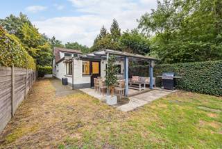 In een rustige, groene omgeving in Schoten wacht deze goed onderhouden vrijstaande woning op u. Deze woning geniet van een topligging en beschikt over een ruime indeling met een open leefruimte, aansluitende keuken, aparte wasplaats, 3 ruime slaapkamers en een badkamer. Buiten geniet u van een zonnige tuin, een carport, een ruime bergruimte en een oprit met plaats voor meerdere wagens. Bovendien is de woning zowel toegankelijk via de Elshoutbaan als langs achteren via de Varenweg.

Aangename leefruimte, 3 slaapkamers, een heerlijke tuin en een fijn terras: deze woning heeft heel wat troeven, maar is energetisch nog voor verbetering vatbaar. Met een EPC-score van 477 kWh/m²jaar valt de woning onder de renovatieverplichting.
Het hellend dak is reeds voldoende geïsoleerd met 10 cm MW en - het platte dak is geïsoleerd volgens de norm van 2009. De houten ramen zijn voorzien van dubbel glas en de woning wordt verwarmd via CV op gas met een condensatieketel van 2010. De belangrijkste onderdelen voldoen dus reeds aan de geldende normen, maar bieden nog ruimte voor verdere optimalisatie.
Zo kan het isoleren van de spouwmuren een interessante investering zijn die een aanzienlijke verbetering van de EPC-score kan opleveren. Op termijn kan u daarnaast ook de ramen en dakisolatie verder optimaliseren.

De elektriciteit is reeds conform tot 2045 volgens de geldende regelgeving. 

Voor meer informatie of een gratis waardebepaling van uw vastgoed kan u een aanvraag invullen op onze website of even bellen op het nr. 03/345.88.99.