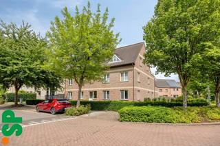 Unieke penthouse op toplocatie te Herentals.<br /><br />Indeling: Inkomhal met toegang tot de ruime woon- en eetkamer, die geniet van veel natuurlijke lichtinval, de keuken, een praktische berging/wasplaats, apart toilet, een badkamer en twee ruime slaapkamers. Vanuit de berging heeft u toegang tot het ruime terras van maar liefst +-56 m². Tot slot beschikt het appartement over een uitzonderlijk grote kelderberging en een garagebox met een staanplaats ervoor.<br /><br />Het appartement verkeert in uitstekende staat en is volledig instapklaar. De meubelen kunnen tevens ook overgenomen worden.<br />Gelegen te Herentals in een rustige woonwijk en een groene omgeving.<br /><br />EPC: C-label 203 kWh/m².<br /><br />Extra Troeven:<br />- Locatie<br />- Uitzonderlijk terras (+- 56 m²)<br />- Veel natuurlijk lichtinval<br />- 3e slaapkamer of een aparte dressing mogelijk<br />- ...<br /><br />Wenst u meer informatie of een bezoek? Contacteer IMMO SP op het nummer 014519500 of via caro@immosp.be