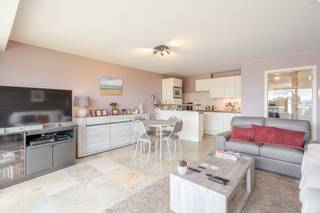 Dit aangename appartement combineert ruimte, licht en een gunstige ligging vlakbij alle voorzieningen en zee. Ideaal voor wie comfortabel wil wonen in een goed bereikbare omgeving. U betreedt het appartement via een inkomhal die toegang biedt tot de verschillende ruimtes. De ruime en lichtrijke leefruimte met zuidgerichte oriëntatie geniet van een overvloed aan natuurlijk licht. Aansluitend bevindt zich een diep balkon waar u in alle rust kan genieten van de zon. De volledig uitgeruste keuken sluit naadloos aan op de leefruimte. Het appartement beschikt over drie slaapkamers, waarvan twee ruime kamers. De derde slaapkamer is momenteel open ingericht, maar kan eenvoudig afgesloten worden. Deze kan ook perfect dienen als bureau of hobbyruimte. De badkamer is ingericht met een wastafel en douche. Voor extra comfort is er een apart toilet. Extra troef is de privatieve berging op verdieping -1, die zorgt voor bijkomende praktische opbergruimte. Kortom, een instapklaar appartement op een uitstekende locatie waar u zonder zorgen meteen kan intrekken. Interesse? Neem dan vandaag nog contact op voor een bezoek! <br /><br />Verwarming: Gas | EPC: 99 kWh/m² ~ UC: 0003838129-RES-1 | Oppervlakte: +/- 105 m² (totale indicatieve opp. op basis van EPC-attest) | Overstromingsgevoeligheid: P-Score: A (A0202/00T002), G-score: A (ID 19497061) | Stedenb. inlichtingen: Woongebied, Vergund, Geen gerechtelijke of maatschappelijke maatregelen opgelegd, Geen voorkooprecht, Geen verkavelingsvergunning