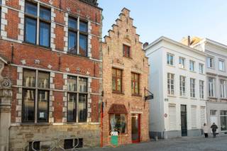 Een typisch Brugs trapgevelpand met elementen die terug gaan tot de 17e eeuw, Mogelijkheid voor het creëren van woonst, al da niet in combinatie...