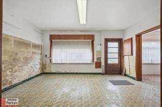 Ben je op zoek naar een ruime woning die je volledig naar jouw eigen hand kan zetten? Deze gezinswoning uit 1957 in de Houwaartstraat 344 biedt de perfecte basis. Gelegen op een strategische locatie in Scherpenheuvel-Zichem, geniet je hier van een vlotte verbinding met alle nodige voorzieningen, terwijl de rust van jouw eigen perceel nooit ver weg is.<br /><br />De grote troef van deze rijwoning is de toegankelijkheid: via een handige achteringang bereik je de twee garages, wat een enorme troef is voor parkeercomfort. De tuin is zuidgericht, waardoor het de ideale plek is voor wie droomt van lange zomeravonden in het groen en genoeg ruimte voor kinderen om veilig te spelen.<br />Met 3 slaapkamers op de eerste verdieping en 2 extra kamers op de tweede verdieping, maakt dat deze woning kan omgebouwd worden tot een ruime hedendaagse stek.<br /><br /><u><strong>INDELING</strong></u><br /><strong>Gelijkvloers:</strong> Inkom, winkelgedeelte, leefruimte, keuken, badkamer, veranda<br /><strong>1ste verdieping:</strong> Nachthal, 3 slaapkamers<br /><strong>2de verdieping:</strong> 2 zolderkamers<br /><strong>Tuin: </strong>Zuidgericht met toegang achteraan<br /><strong>Kelder:</strong> kleine ruimte<br /><br />Ervaar zelf de vele voordelen van deze woning tijdens een persoonlijke rondleiding. <br />Maak vandaag nog je afspraak. <br />Mail naar info@immopersyn.be of bel 013 444 008.