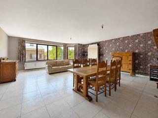 Ruim appartement met 142 M² BEWOONBARE OPPERVLAKTE, NIEUW AANGELEGD ZONNETERRAS (32M²) in het hart van Brakel. Het appartement heeft een goede basisstructuur, werd steeds PERFECT ONDERHOUDEN en geniet van een GUNSTIG EPC-LABEL B en de elektrische installatie zal CONFORM zijn. Dit lichtrijke appartement op de eerste verdieping beschikt over een ruime leefruimte met cassette, keuken met gezellige eethoek en 2 RUIME SLAAPKAMERS. Grote troef is het ZONNIGE TERRAS VAN 32M², die NET is VERNIEUWD. Winkels, horeca, openbaar vervoer en dagelijkse voorzieningen bevinden zich op wandelafstand. MOGELIJKHEID TOT AANKOOP VAN EEN GARAGE achteraan.<br /><br />Adres: Wielendaalstraat 14 bus 1 te Brakel<br /><br />EPC-label B; P-score: B, G-score: B; Bestuursmaatregelen in maatregelenregister: neen; Vrij bij akte