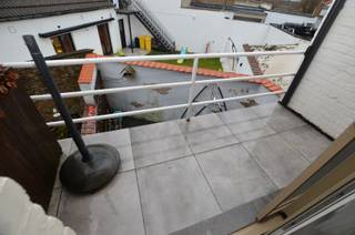 Oostende-Stene, instapklaar woonhuis gelegen in rustige buurt met garage en koer.Indeling:Inkomhall, ruime garage met wasplaats, koer, woonkamer met...