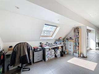 <p><span>Duplex-appartement in het centrum van Roeselare.</span></p><p><span> </span></p><p><span>De indeling is als volgt:</span></p><p><span> </span></p><p><span>Inkom met voorkamer en aparte berging + toilet, leefruimte met open keuken en terras, 3 slaapkamers en een badkamer met bad, lavabo en toilet. </span></p><p><span> </span></p><p><span>Daarnaast beschikt het appartement over een private garagebox (inbegrepen in de huurprijs).</span></p><p><span> </span></p><p><span>€ 50 syndic/maand. </span></p><p><span> </span></p><p><span>Beschikbaarheid: 01/10/2025 of eerder in onderling overleg met de huidige huurder.</span></p><p><span> </span></p><p><span>Bij interesse kunt u via volgende link uw huurdersprofiel aanmaken: <span>https://clee.be/nl/app/kandidaat-stellen/0476526158/cba05d0d-5777-f011-b481-6045bd878ff4</span></span><span> </span></p>